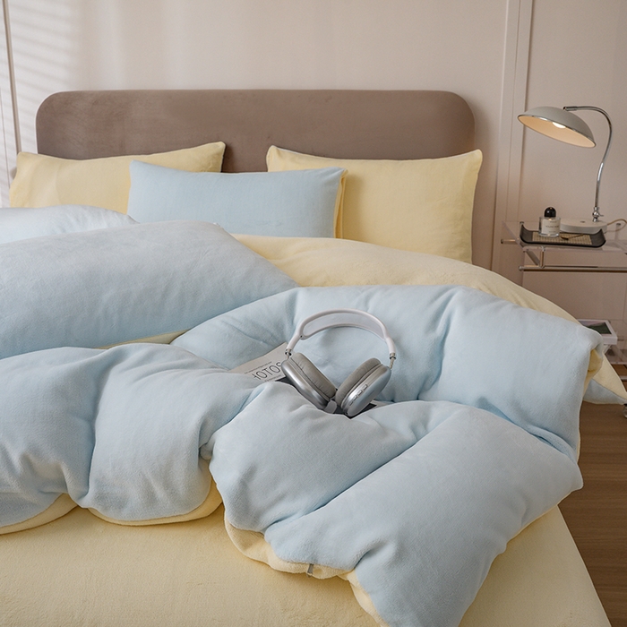 91家纺网 家纺一手货源 找家纺 大元 2025新款A类高克重素色双拼牛奶绒四件套 浅蓝-奶黄