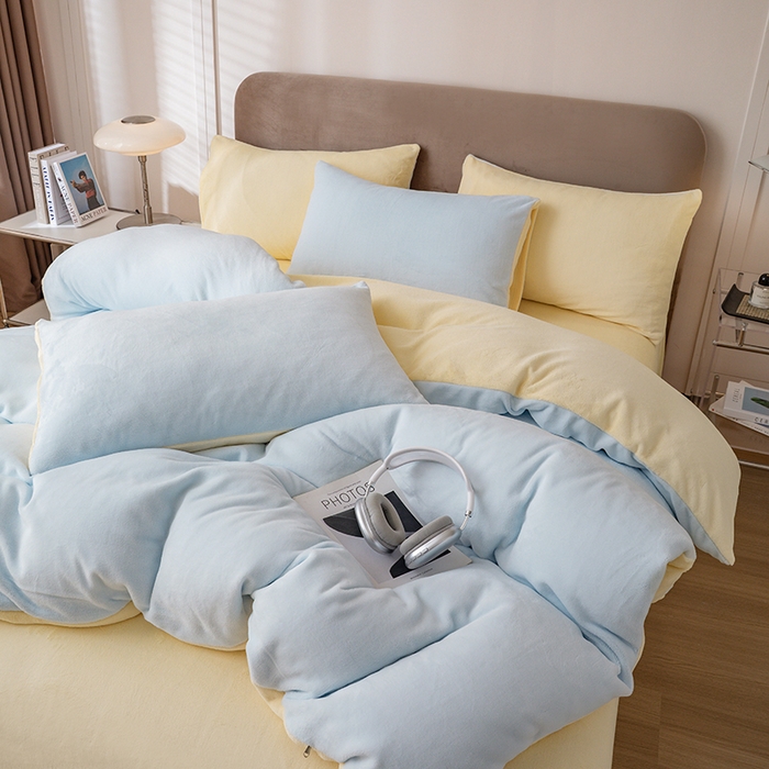 91家纺网 家纺一手货源 找家纺 大元 2025新款A类高克重素色双拼牛奶绒四件套 浅蓝-奶黄