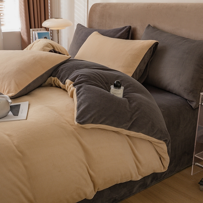 91家纺网 家纺一手货源 找家纺 大元 2025新款A类高克重素色双拼牛奶绒四件套 奶咖-深灰