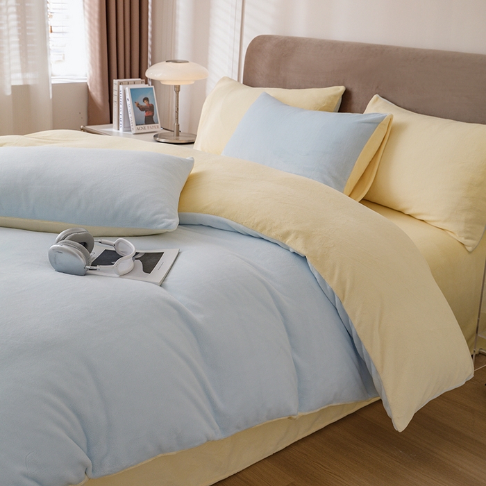 91家纺网 家纺一手货源 找家纺 大元 2025新款A类高克重素色双拼牛奶绒四件套 浅蓝-奶黄