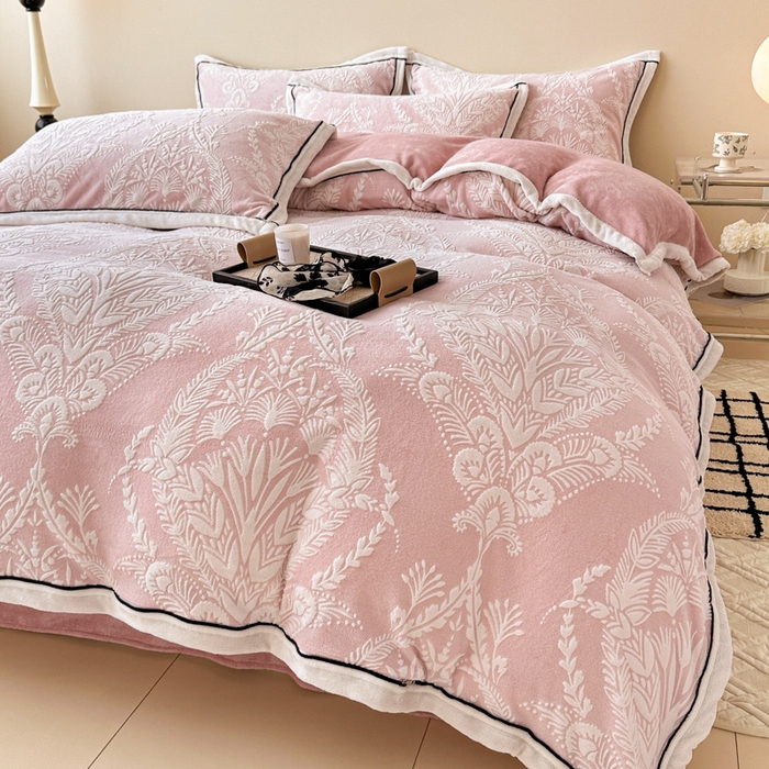 91家纺网 家纺一手货源 找家纺 懒猫家纺 2025新款包边款雕花牛奶绒四件套 法式花园-粉