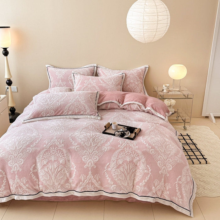 91家纺网 家纺一手货源 找家纺 懒猫家纺 2025新款包边款雕花牛奶绒四件套 法式花园-粉