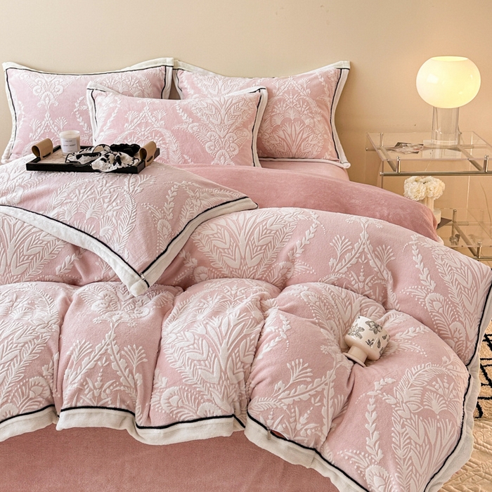 91家纺网 家纺一手货源 找家纺 懒猫家纺 2025新款包边款雕花牛奶绒四件套 法式花园-粉