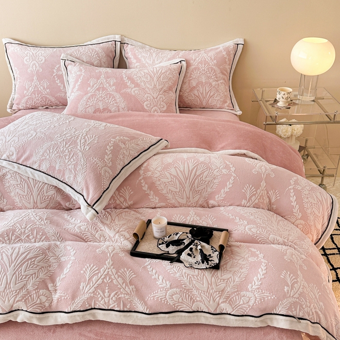 91家纺网 家纺一手货源 找家纺 懒猫家纺 2025新款包边款雕花牛奶绒四件套 法式花园-粉