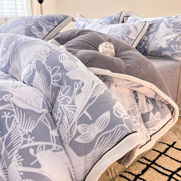 91家纺网 家纺一手货源 找家纺 懒猫家纺 2025新款包边款雕花牛奶绒四件套 晨露半夏