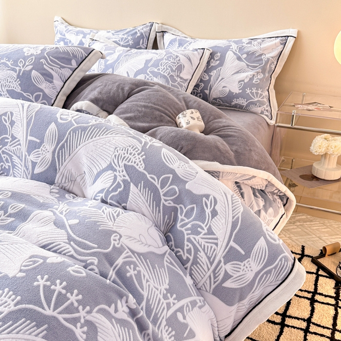 91家纺网 家纺一手货源 找家纺 懒猫家纺 2025新款包边款雕花牛奶绒四件套 晨露半夏