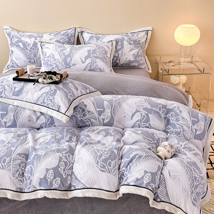 91家纺网 家纺一手货源 找家纺 懒猫家纺 2025新款包边款雕花牛奶绒四件套 晨露半夏