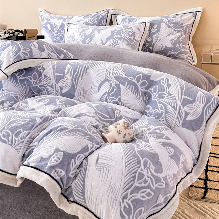 91家纺网 家纺一手货源 找家纺 懒猫家纺 2025新款包边款雕花牛奶绒四件套 晨露半夏