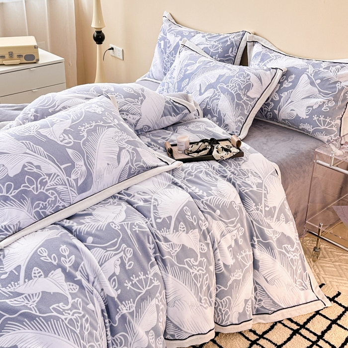 91家纺网 家纺一手货源 找家纺 懒猫家纺 2025新款包边款雕花牛奶绒四件套 晨露半夏