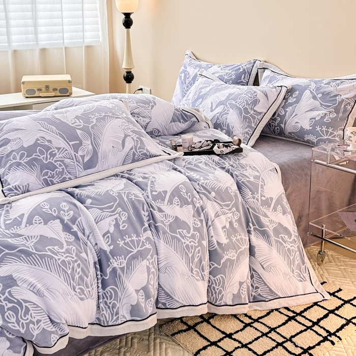 91家纺网 家纺一手货源 找家纺 懒猫家纺 2025新款包边款雕花牛奶绒四件套 晨露半夏