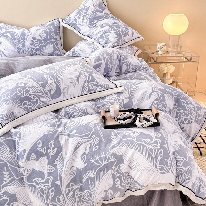 91家纺网 家纺一手货源 找家纺 懒猫家纺 2025新款包边款雕花牛奶绒四件套 晨露半夏