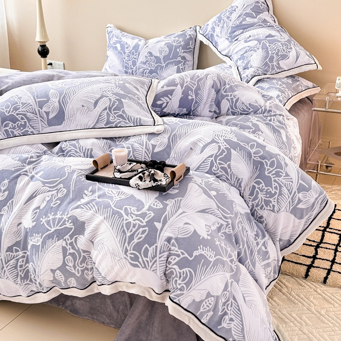 91家纺网 家纺一手货源 找家纺 懒猫家纺 2025新款包边款雕花牛奶绒四件套 晨露半夏