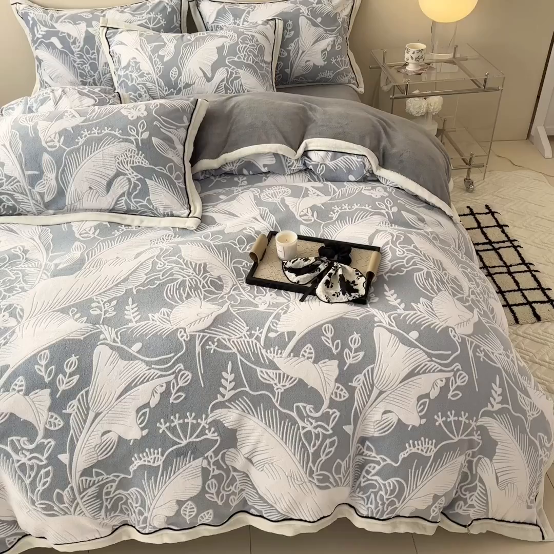 91家纺网 家纺一手货源 找家纺 懒猫家纺 2025新款包边款雕花牛奶绒四件套 晨露半夏