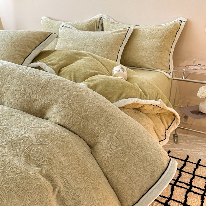 91家纺网 家纺一手货源 找家纺 懒猫家纺 2025新款包边款雕花牛奶绒四件套 春日心动