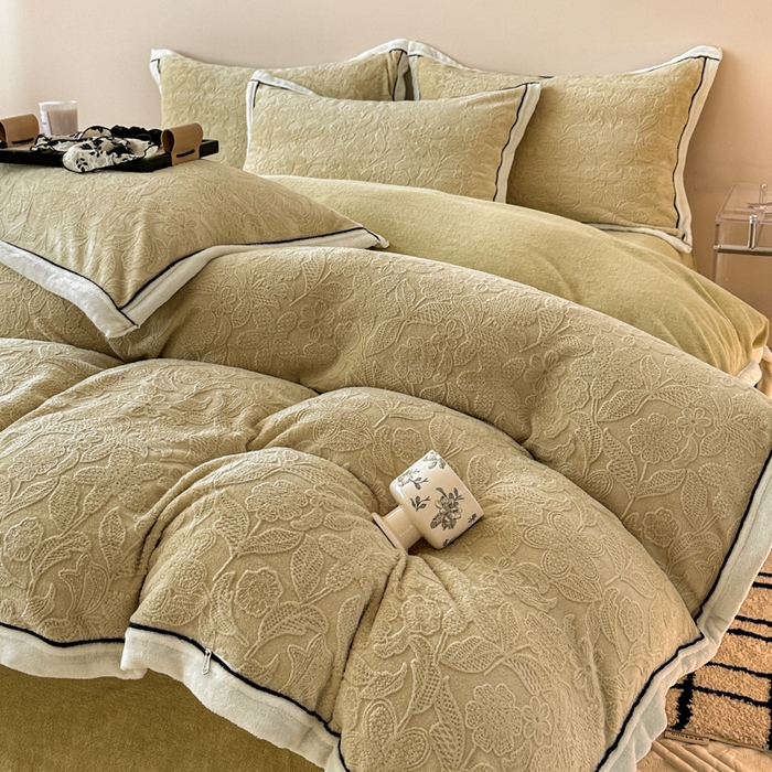 91家纺网 家纺一手货源 找家纺 懒猫家纺 2025新款包边款雕花牛奶绒四件套 春日心动