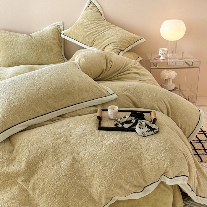 91家纺网 家纺一手货源 找家纺 懒猫家纺 2025新款包边款雕花牛奶绒四件套 春日心动