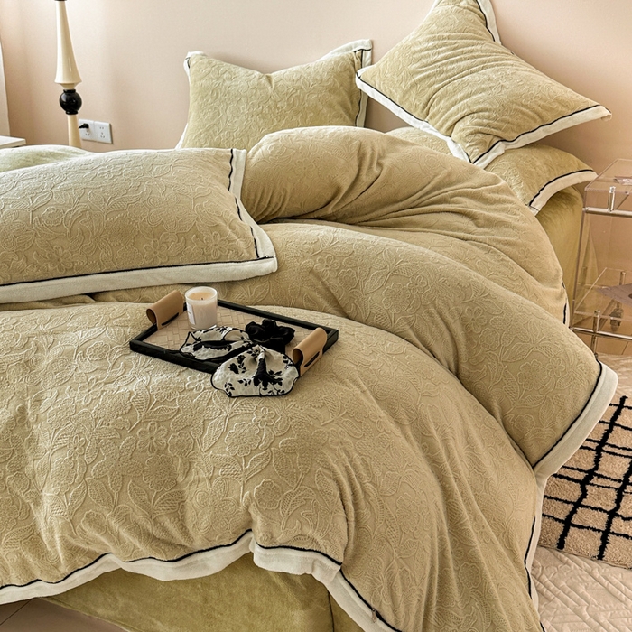 91家纺网 家纺一手货源 找家纺 懒猫家纺 2025新款包边款雕花牛奶绒四件套 春日心动