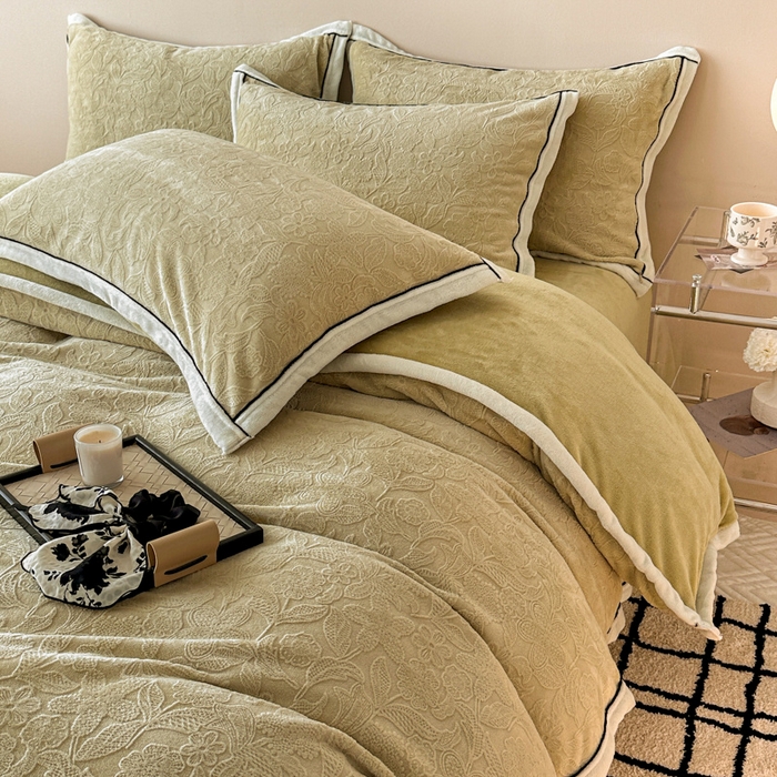 91家纺网 家纺一手货源 找家纺 懒猫家纺 2025新款包边款雕花牛奶绒四件套 春日心动