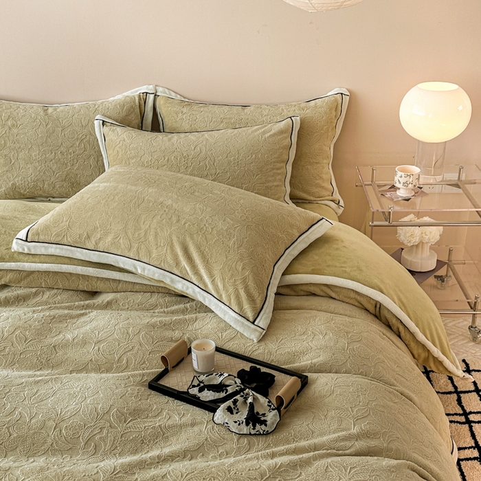 91家纺网 家纺一手货源 找家纺 懒猫家纺 2025新款包边款雕花牛奶绒四件套 春日心动