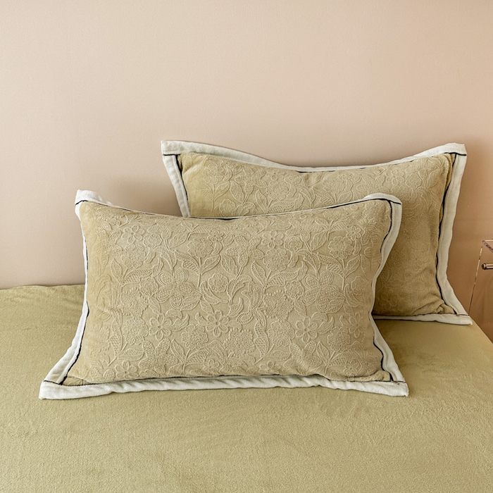 91家纺网 家纺一手货源 找家纺 懒猫家纺 2025新款包边款雕花牛奶绒四件套 春日心动