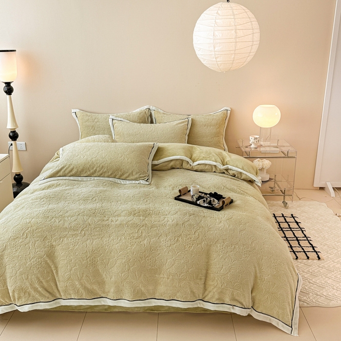 91家纺网 家纺一手货源 找家纺 懒猫家纺 2025新款包边款雕花牛奶绒四件套 春日心动