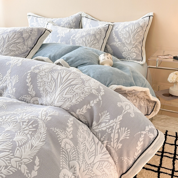 91家纺网 家纺一手货源 找家纺 懒猫家纺 2025新款包边款雕花牛奶绒四件套 法式花园-灰