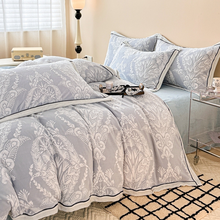 91家纺网 家纺一手货源 找家纺 懒猫家纺 2025新款包边款雕花牛奶绒四件套 法式花园-灰