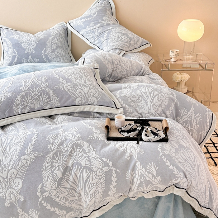 91家纺网 家纺一手货源 找家纺 懒猫家纺 2025新款包边款雕花牛奶绒四件套 法式花园-灰