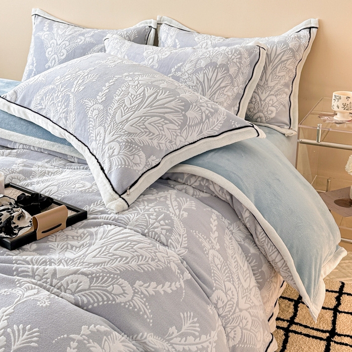 91家纺网 家纺一手货源 找家纺 懒猫家纺 2025新款包边款雕花牛奶绒四件套 法式花园-灰