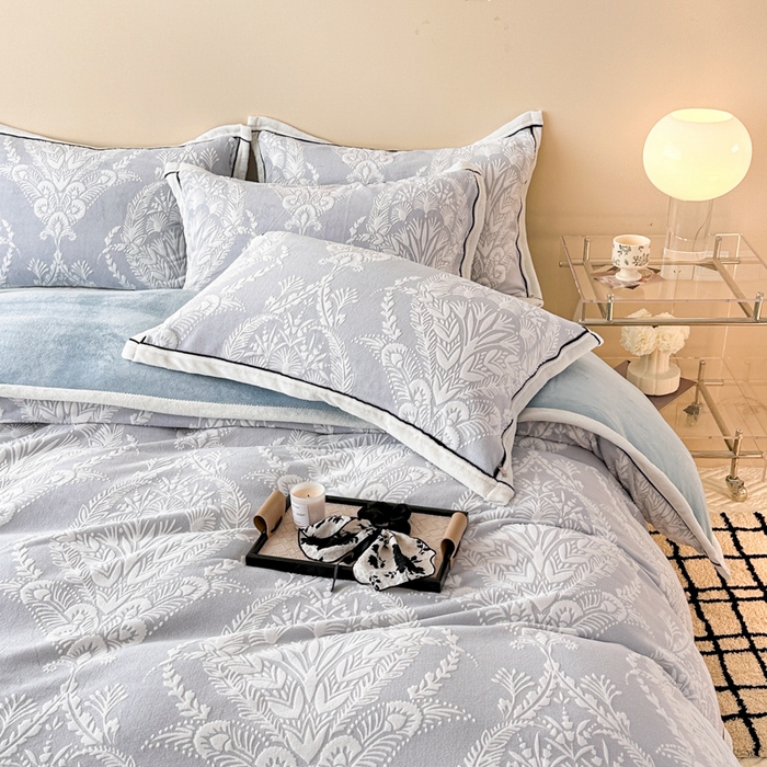 91家纺网 家纺一手货源 找家纺 懒猫家纺 2025新款包边款雕花牛奶绒四件套 法式花园-灰