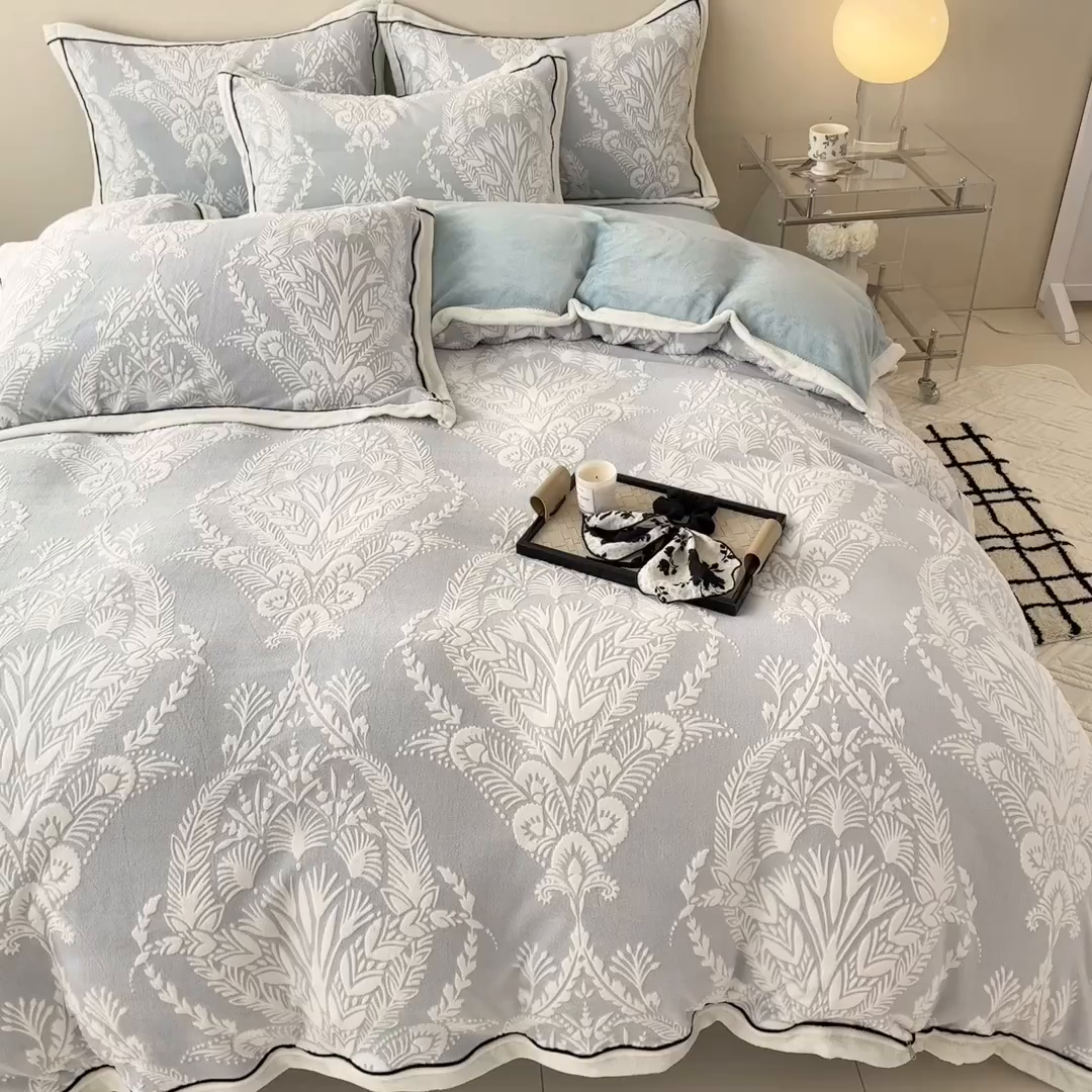 91家纺网 家纺一手货源 找家纺 懒猫家纺 2025新款包边款雕花牛奶绒四件套 法式花园-灰