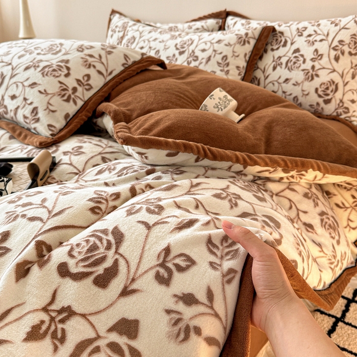 91家纺网 家纺一手货源 找家纺 懒猫家纺 2025新款包边款雕花牛奶绒四件套 繁花町灵