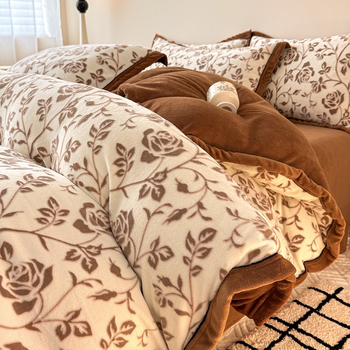 91家纺网 家纺一手货源 找家纺 懒猫家纺 2025新款包边款雕花牛奶绒四件套 繁花町灵