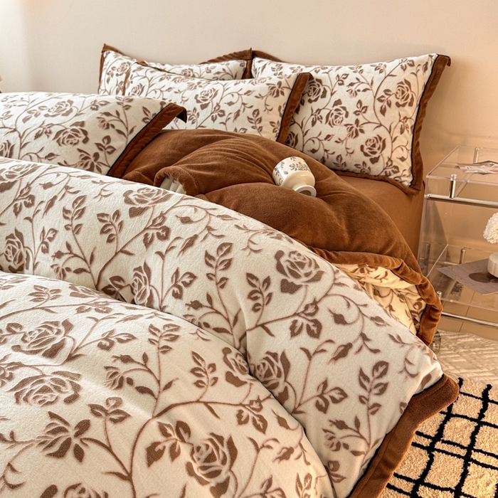 91家纺网 家纺一手货源 找家纺 懒猫家纺 2025新款包边款雕花牛奶绒四件套 繁花町灵