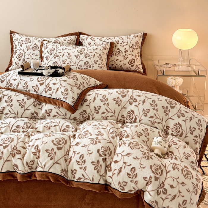 91家纺网 家纺一手货源 找家纺 懒猫家纺 2025新款包边款雕花牛奶绒四件套 繁花町灵