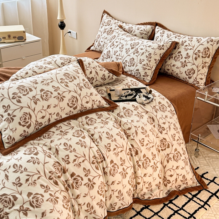 91家纺网 家纺一手货源 找家纺 懒猫家纺 2025新款包边款雕花牛奶绒四件套 繁花町灵