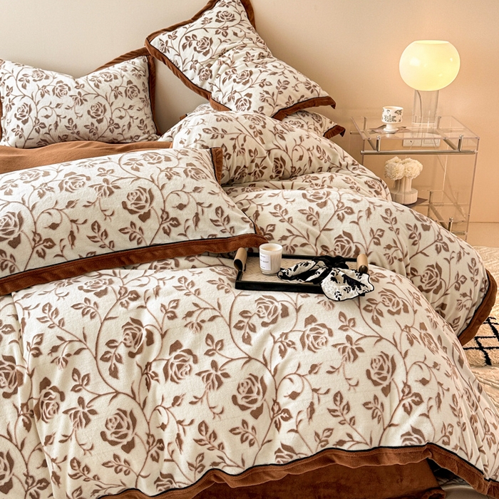 91家纺网 家纺一手货源 找家纺 懒猫家纺 2025新款包边款雕花牛奶绒四件套 繁花町灵