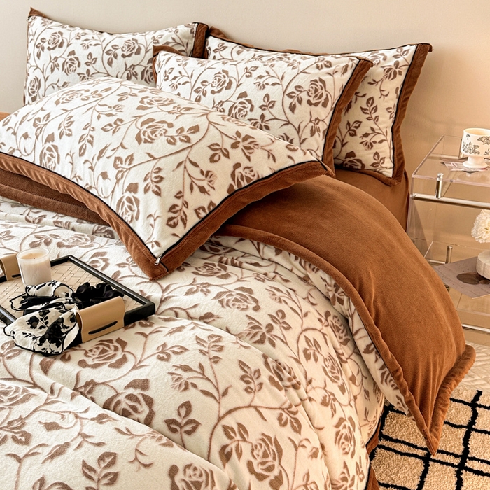 91家纺网 家纺一手货源 找家纺 懒猫家纺 2025新款包边款雕花牛奶绒四件套 繁花町灵