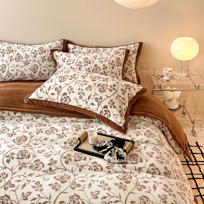 91家纺网 家纺一手货源 找家纺 懒猫家纺 2025新款包边款雕花牛奶绒四件套 繁花町灵