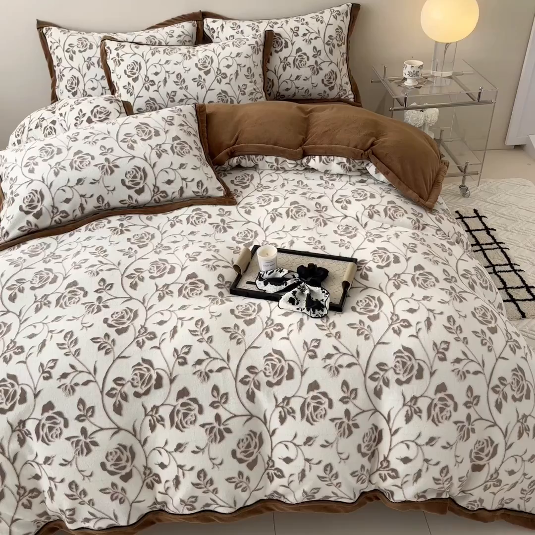 91家纺网 家纺一手货源 找家纺 懒猫家纺 2025新款包边款雕花牛奶绒四件套 繁花町灵