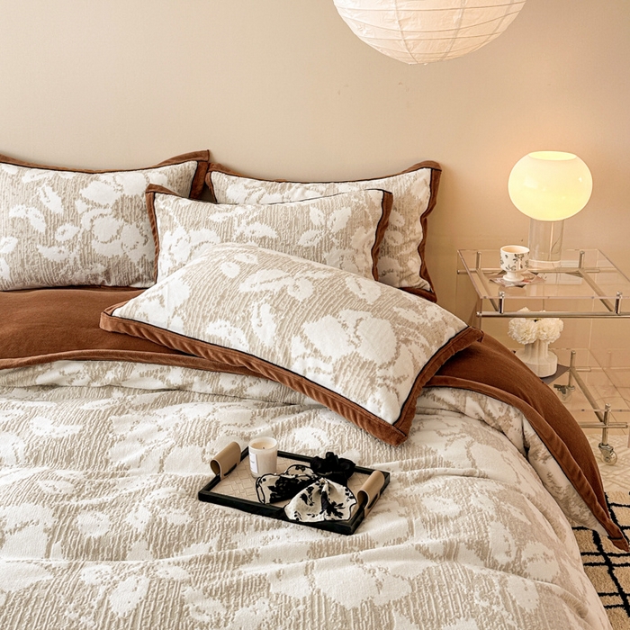 91家纺网 家纺一手货源 找家纺 懒猫家纺 2025新款包边款雕花牛奶绒四件套 花暖漫漫