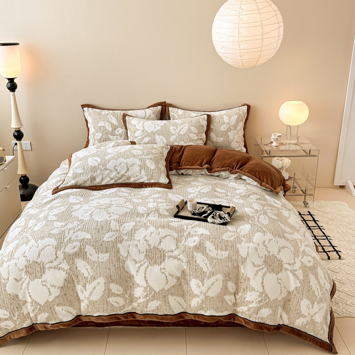 91家纺网 家纺一手货源 找家纺 懒猫家纺 2025新款包边款雕花牛奶绒四件套 花暖漫漫