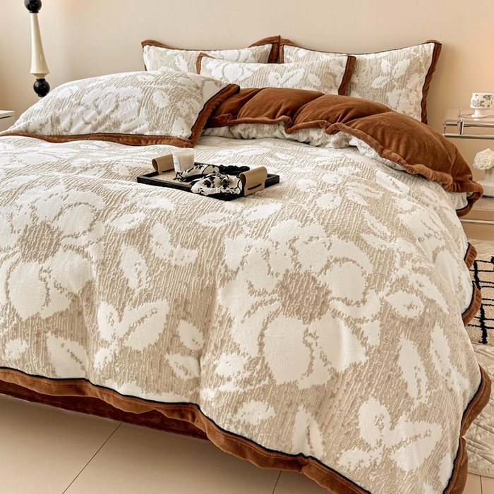 91家纺网 家纺一手货源 找家纺 懒猫家纺 2025新款包边款雕花牛奶绒四件套 花暖漫漫