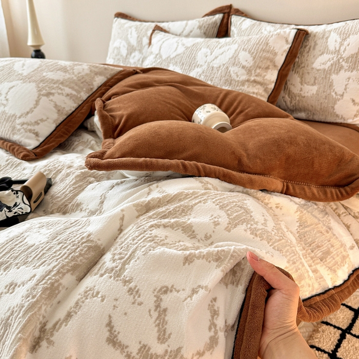 91家纺网 家纺一手货源 找家纺 懒猫家纺 2025新款包边款雕花牛奶绒四件套 花暖漫漫