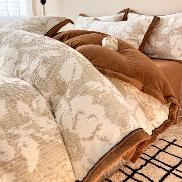 91家纺网 家纺一手货源 找家纺 懒猫家纺 2025新款包边款雕花牛奶绒四件套 花暖漫漫