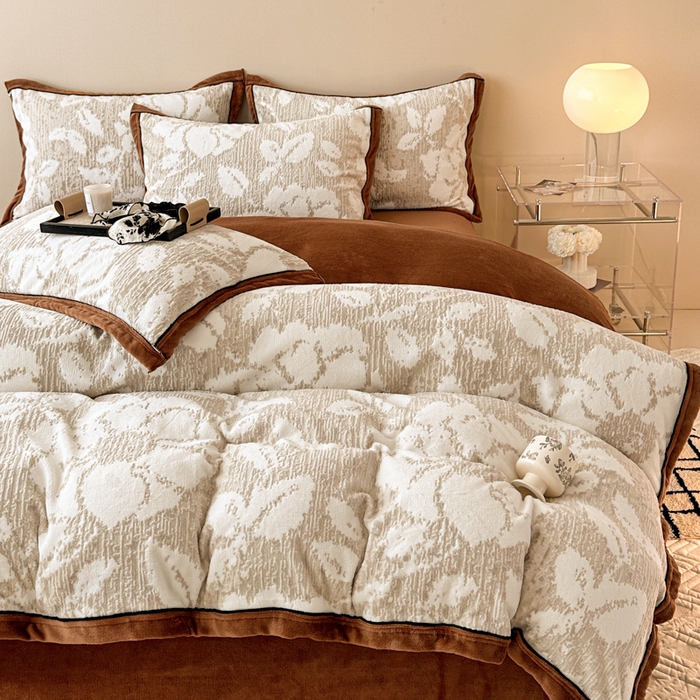 91家纺网 家纺一手货源 找家纺 懒猫家纺 2025新款包边款雕花牛奶绒四件套 花暖漫漫