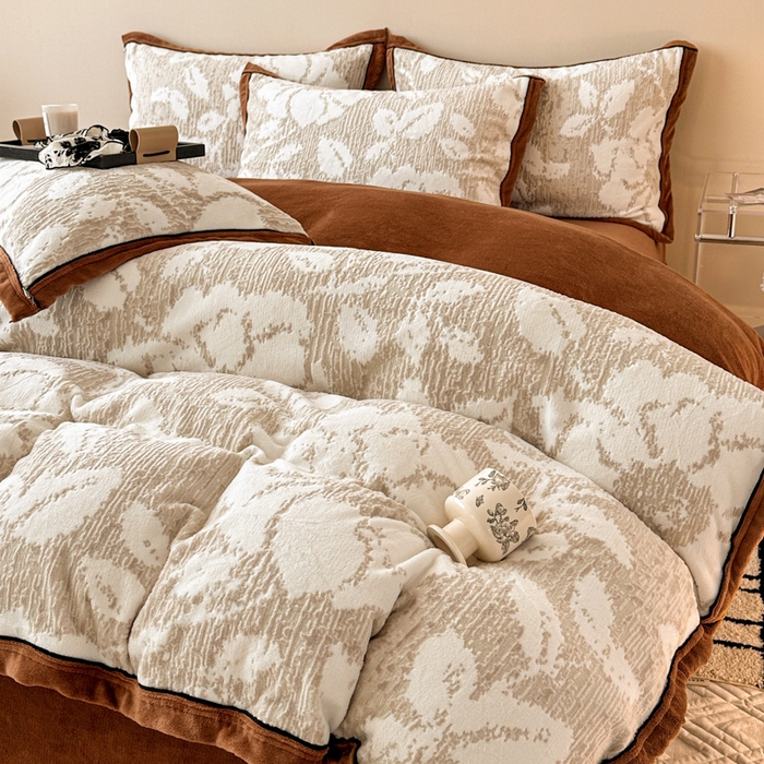 91家纺网 家纺一手货源 找家纺 懒猫家纺 2025新款包边款雕花牛奶绒四件套 花暖漫漫