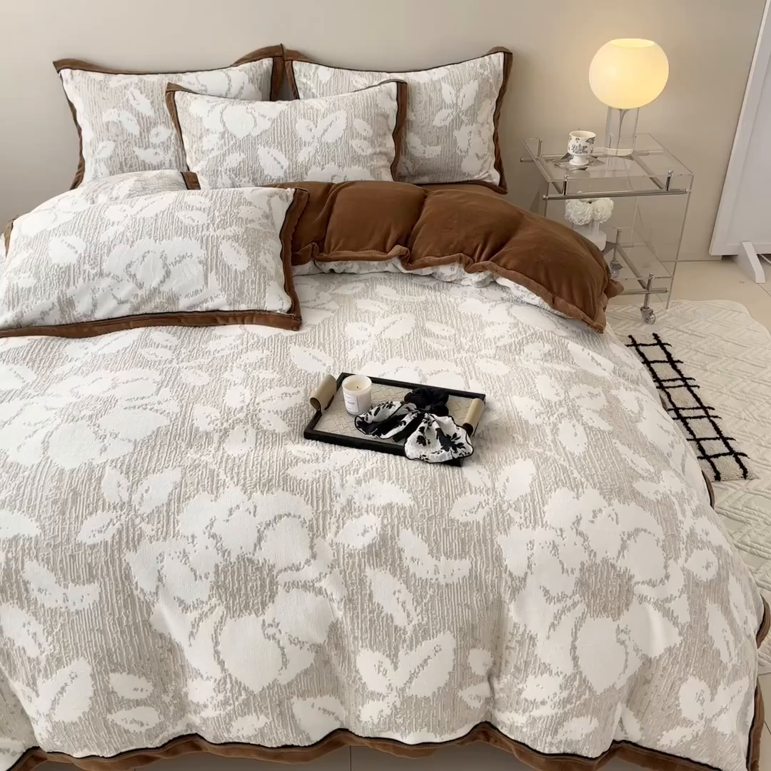 91家纺网 家纺一手货源 找家纺 懒猫家纺 2025新款包边款雕花牛奶绒四件套 花暖漫漫