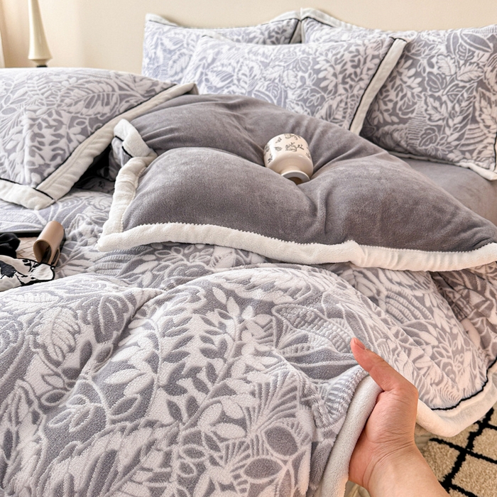 91家纺网 家纺一手货源 找家纺 懒猫家纺 2025新款包边款雕花牛奶绒四件套 花叶朦胧