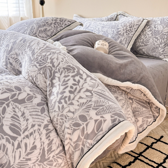 91家纺网 家纺一手货源 找家纺 懒猫家纺 2025新款包边款雕花牛奶绒四件套 花叶朦胧